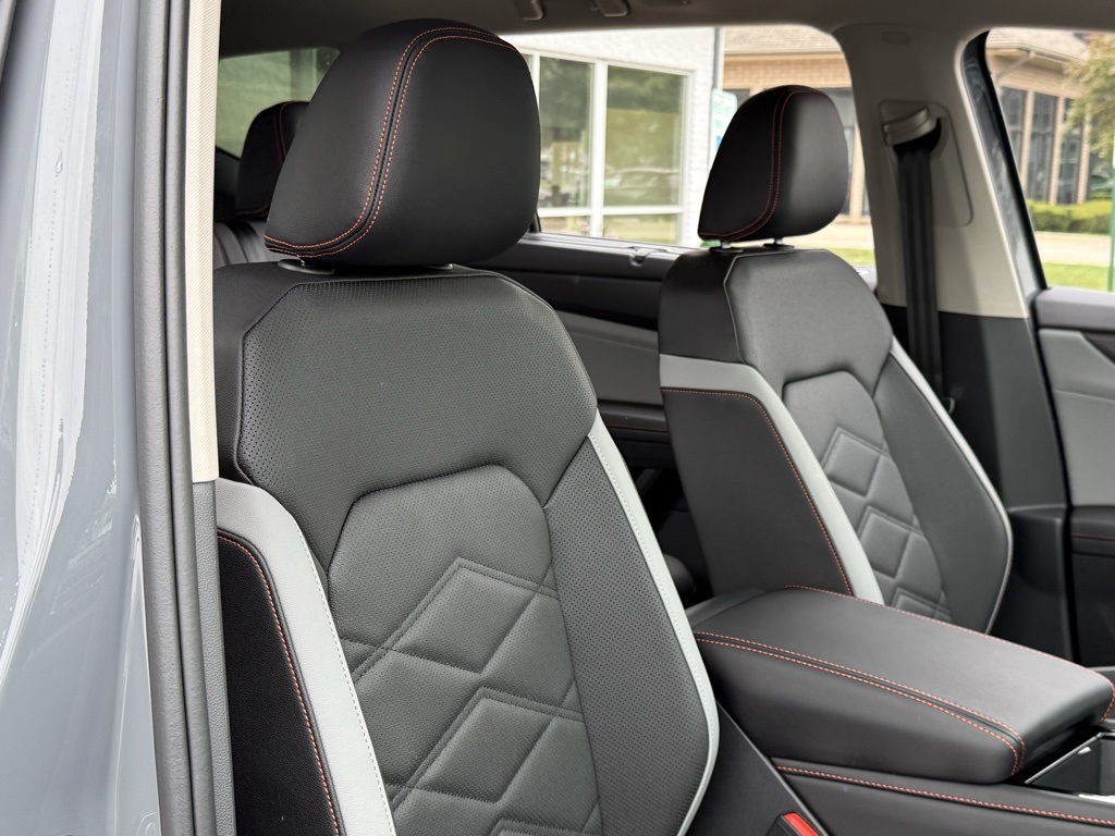 2025 Volkswagen Atlas 2.0T Peak Edition Image 26 of 35