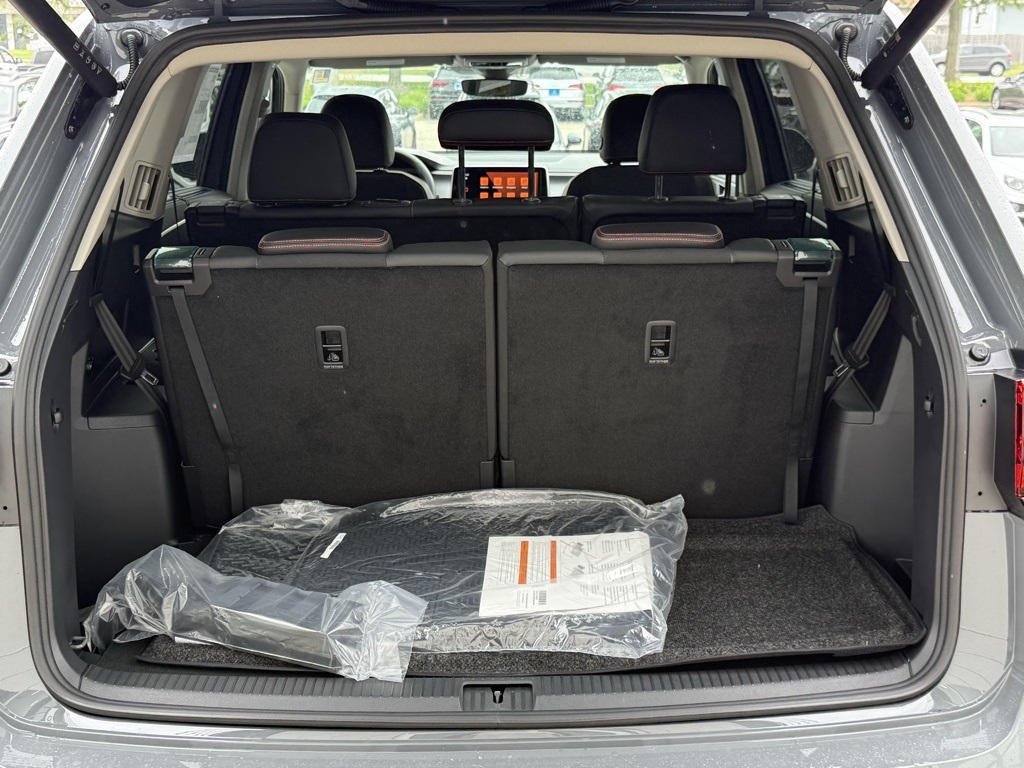 2025 Volkswagen Atlas 2.0T Peak Edition Image 7 of 35