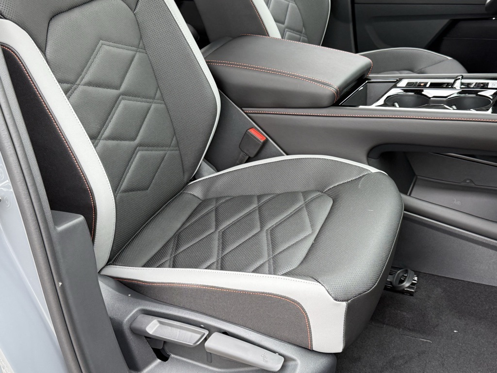2025 Volkswagen Atlas 2.0T Peak Edition Image 27 of 35