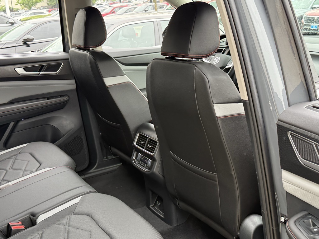 2025 Volkswagen Atlas 2.0T Peak Edition Image 31 of 35