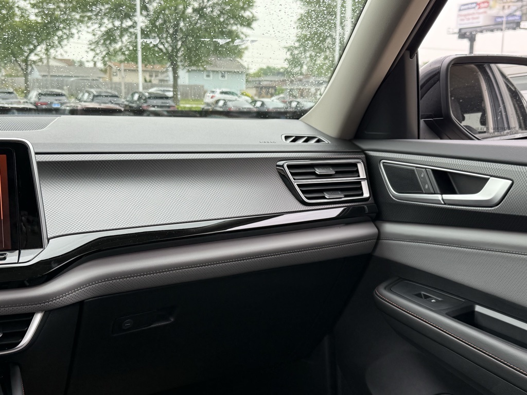 2025 Volkswagen Atlas 2.0T Peak Edition Image 17 of 35