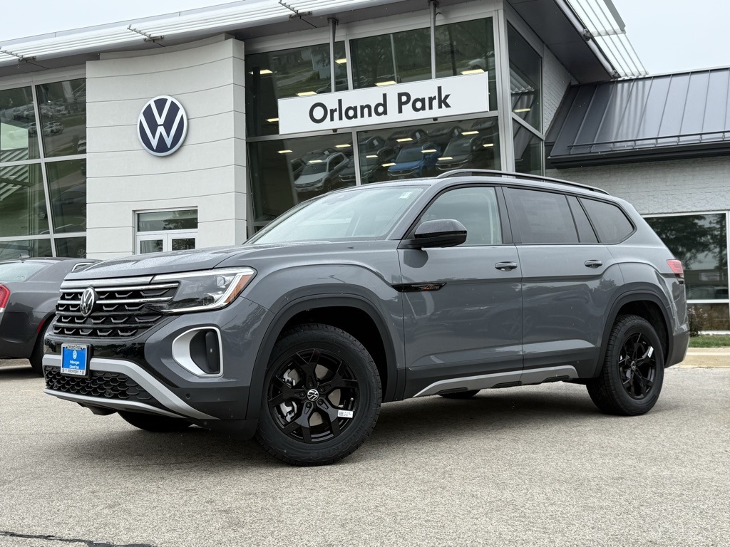2025 Volkswagen Atlas 2.0T Peak Edition Image 2 of 35