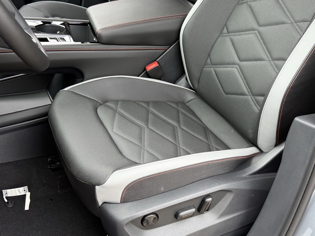 2025 Volkswagen Atlas 2.0T Peak Edition Image 12 of 35
