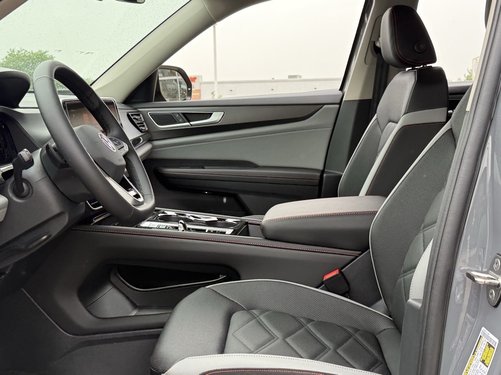 2025 Volkswagen Atlas 2.0T Peak Edition Image 10 of 35