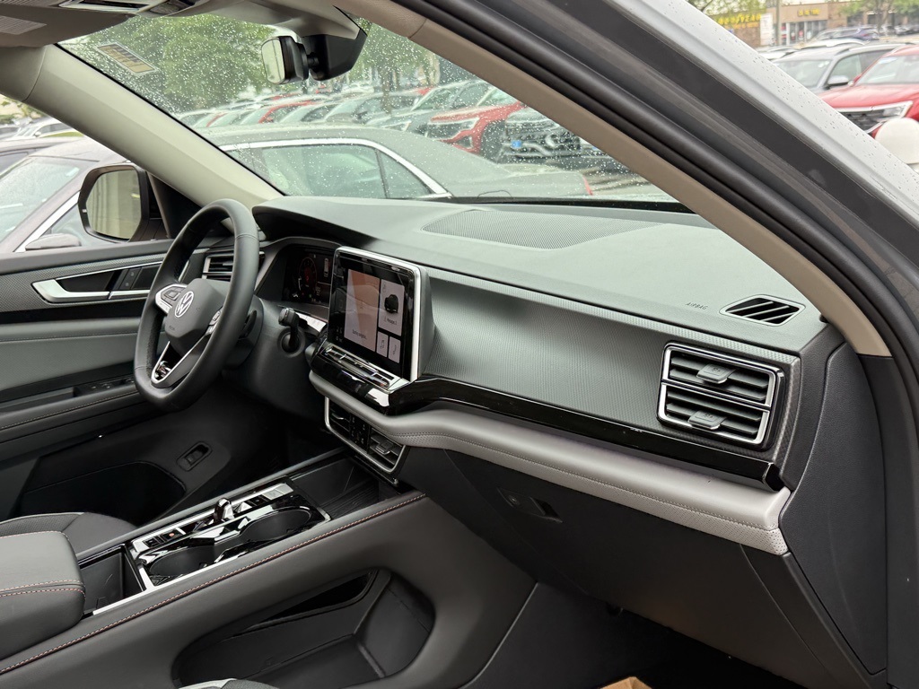 2025 Volkswagen Atlas 2.0T Peak Edition Image 28 of 35
