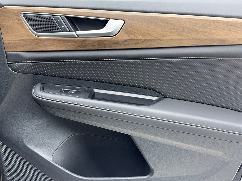 2025 Volkswagen Atlas 2.0T SE Image 45 of 63