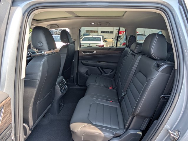 2025 Volkswagen Atlas 2.0T SEL Image 12 of 30
