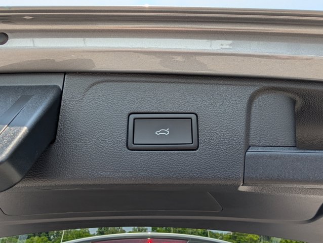 2025 Volkswagen Atlas 2.0T SEL Image 10 of 30