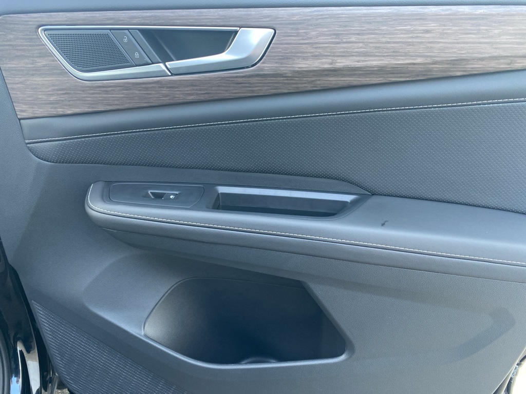 Vehicle image 27 of 36