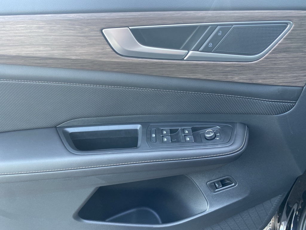 Vehicle image 26 of 36