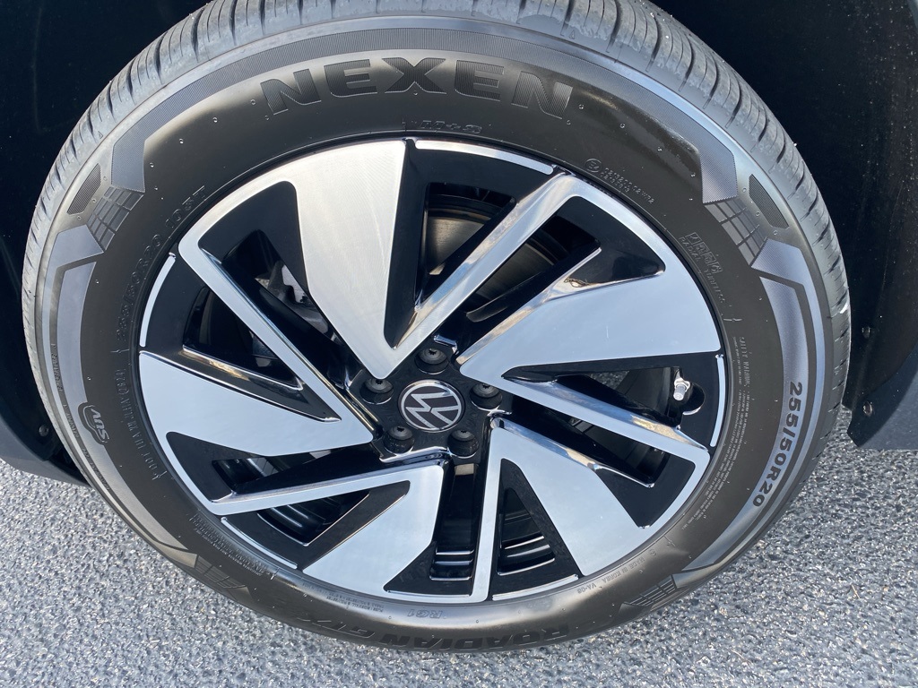 Vehicle image 33 of 36