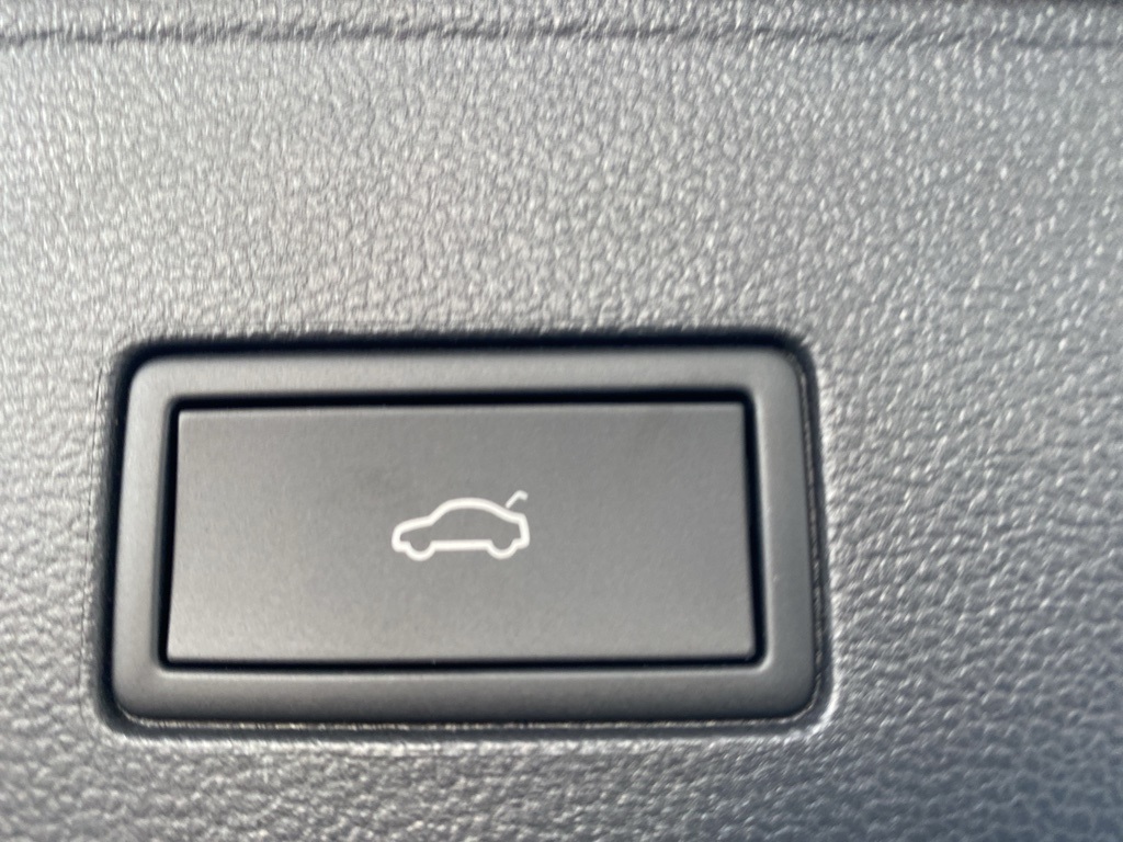 Vehicle image 32 of 36