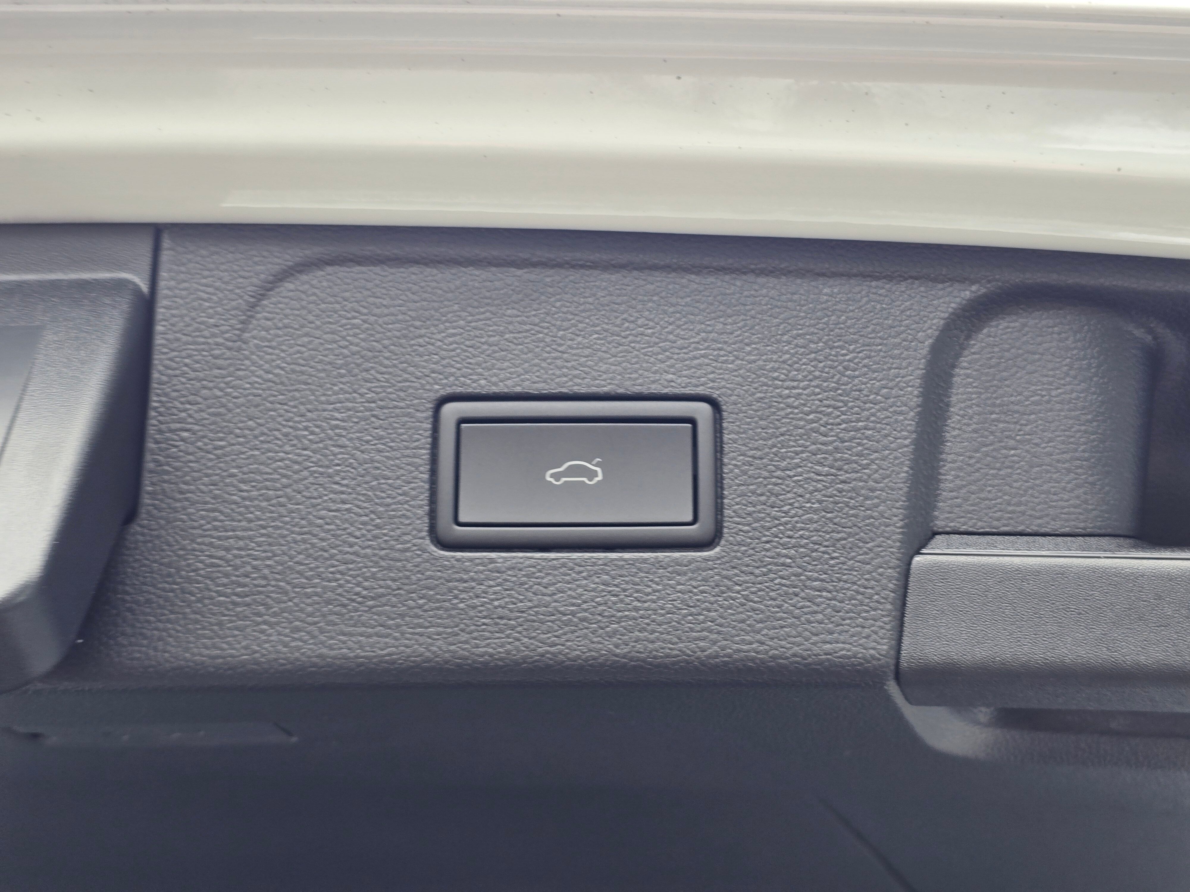 Vehicle image 18 of 30