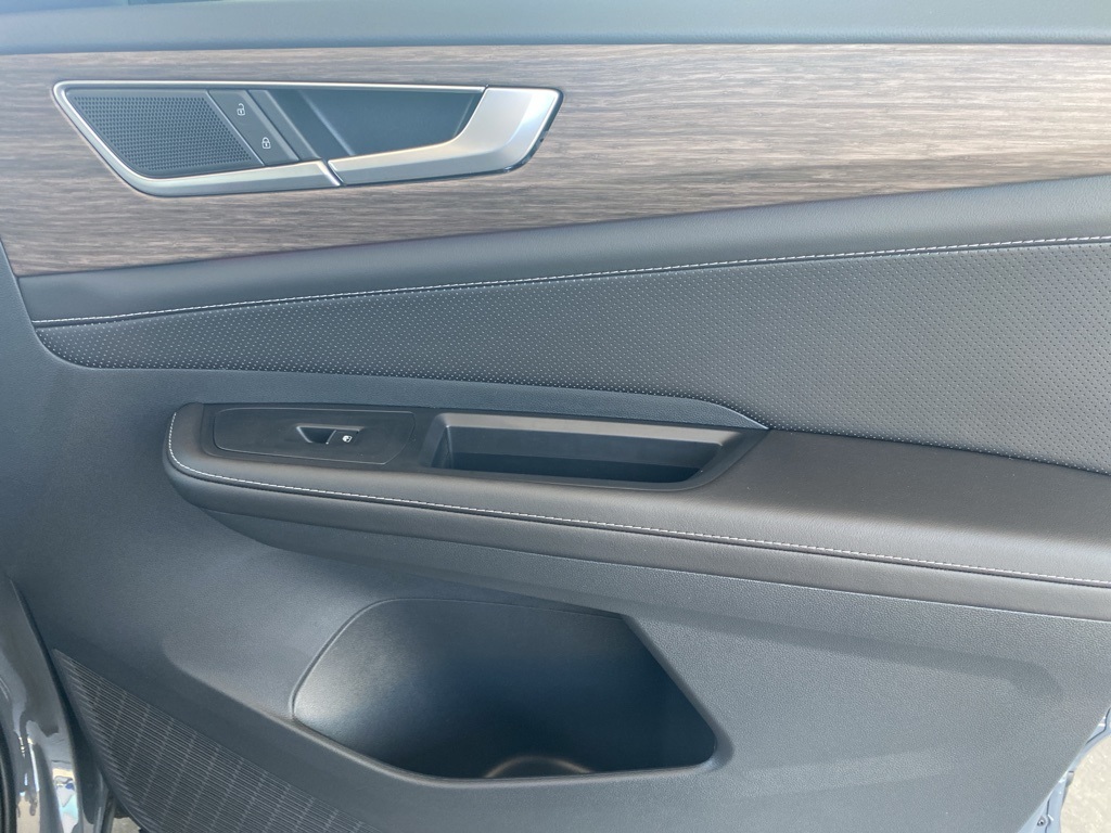 Vehicle image 26 of 35