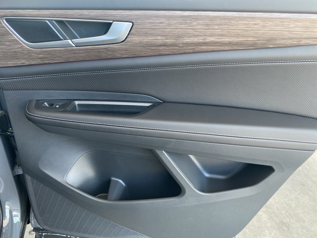 Vehicle image 27 of 35