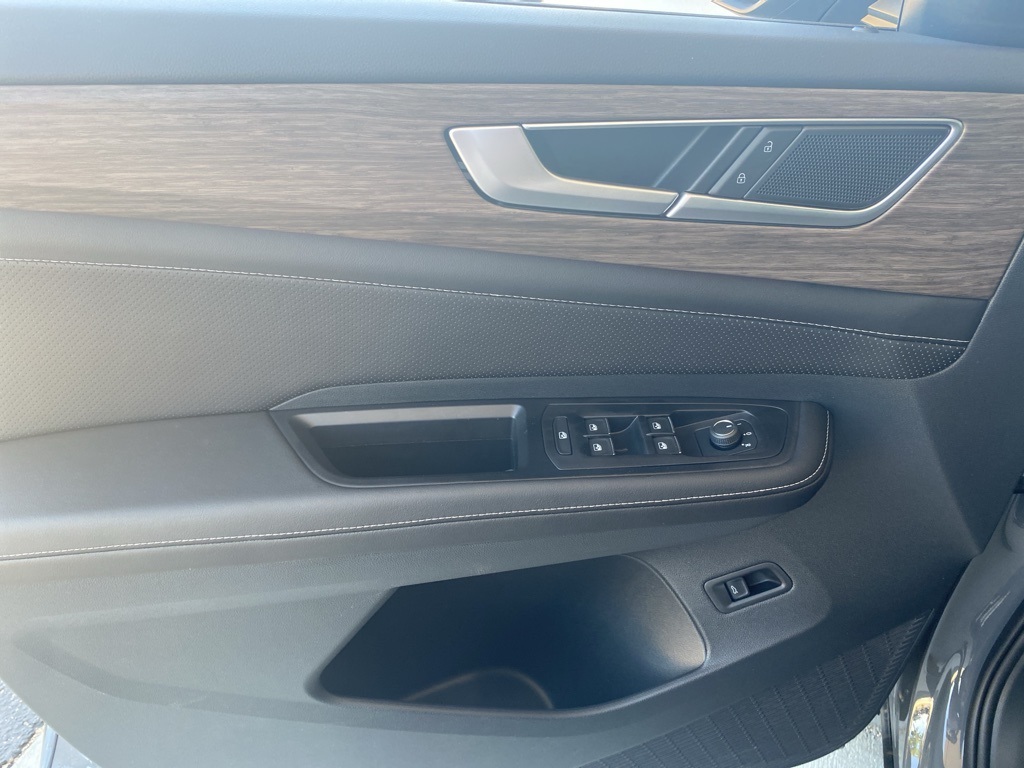 Vehicle image 25 of 35