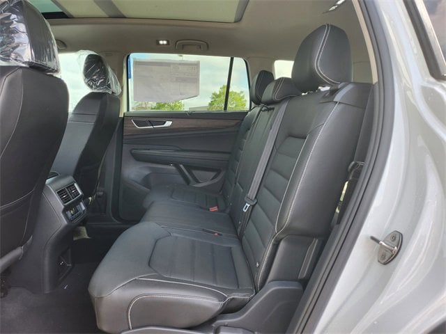 Vehicle image 10 of 39