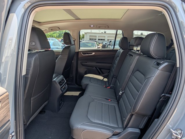 2025 Volkswagen Atlas 2.0T SEL Image 12 of 31