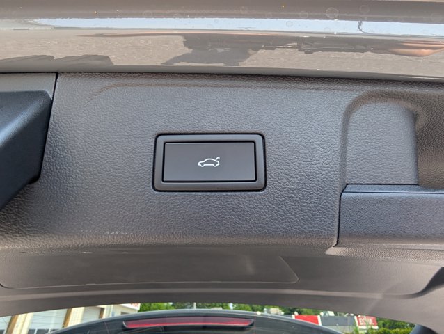 2025 Volkswagen Atlas 2.0T SEL Image 10 of 31