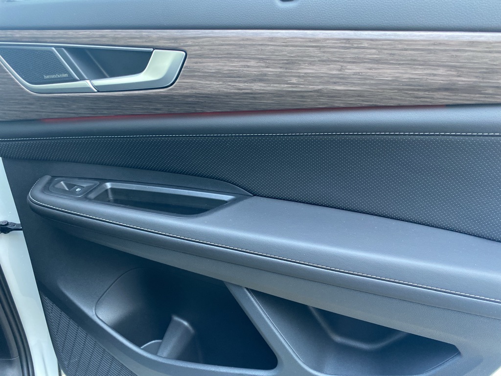 Vehicle image 25 of 35