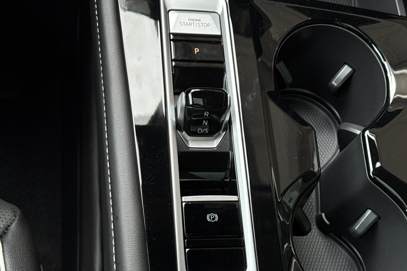 Vehicle image 21 of 25
