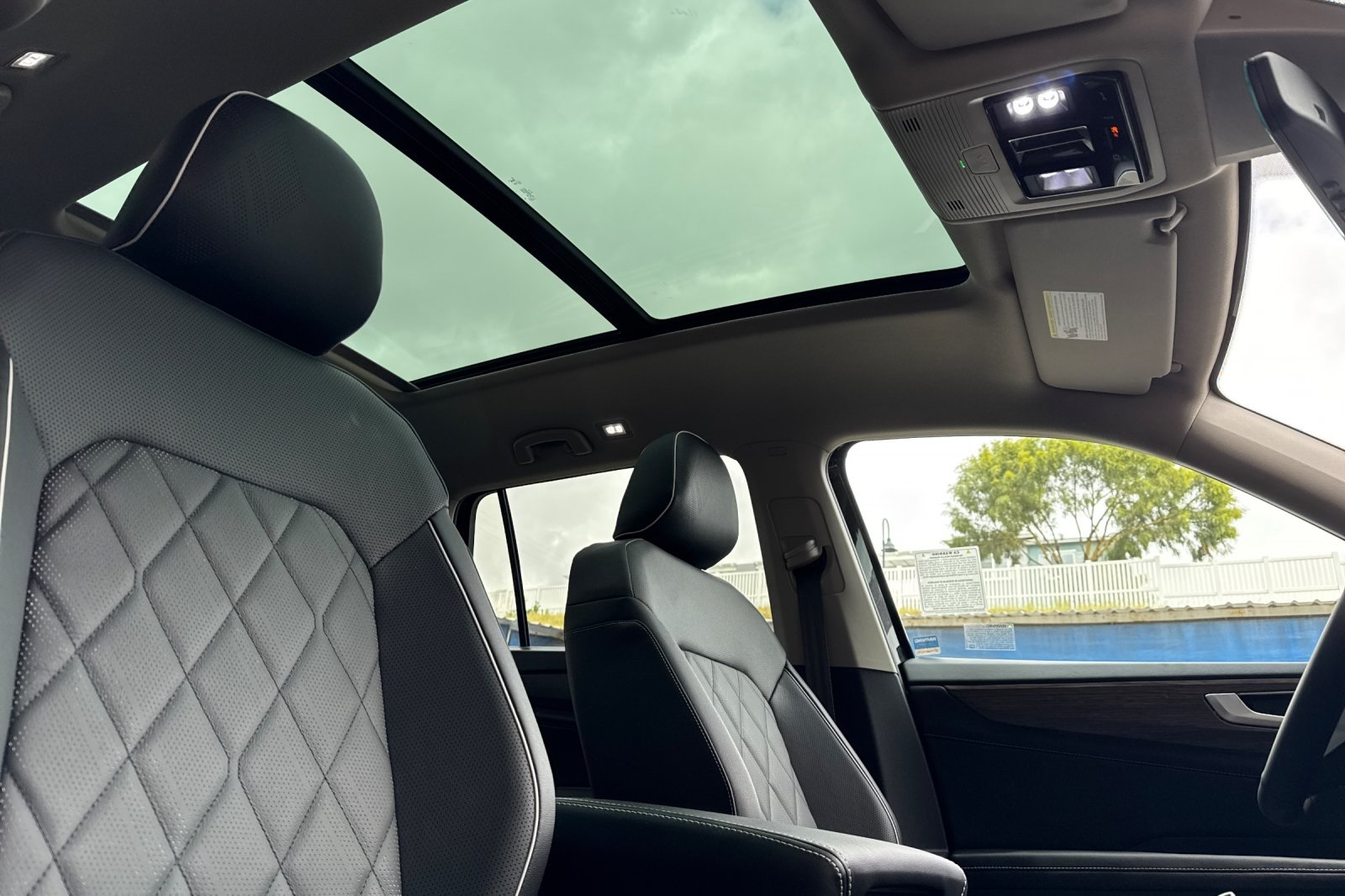 Vehicle image 16 of 25