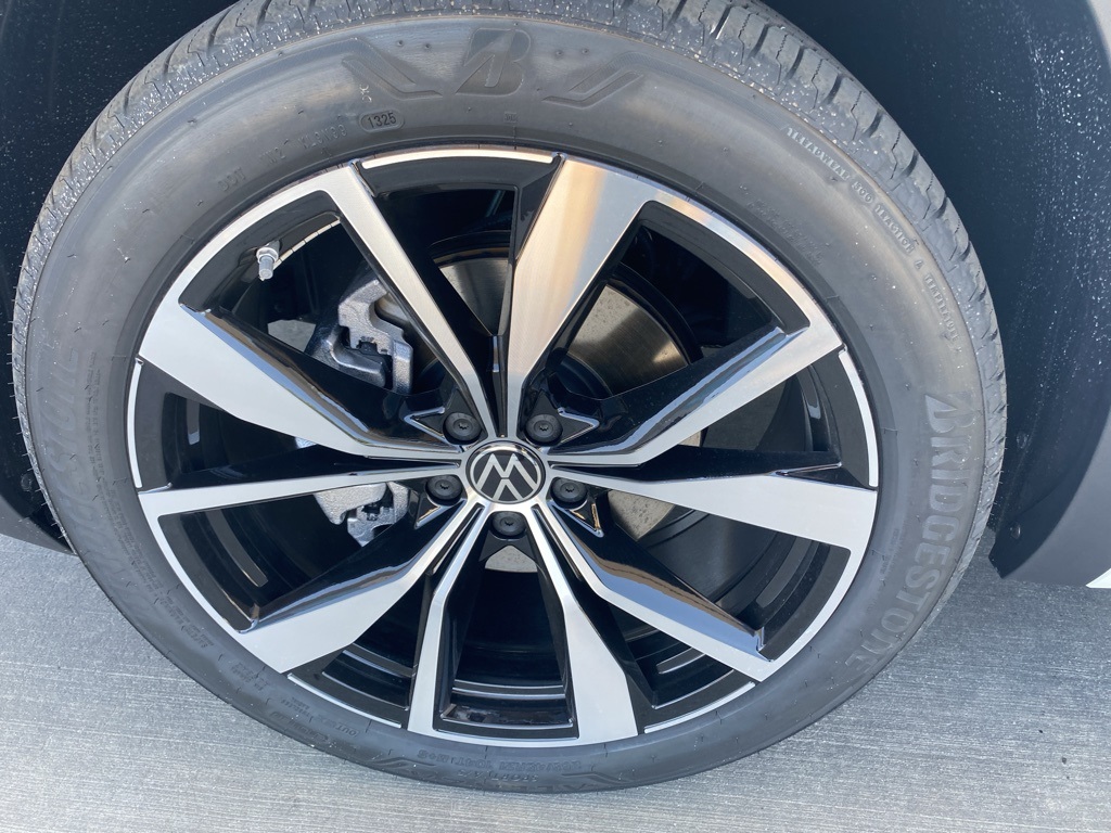 Vehicle image 33 of 36