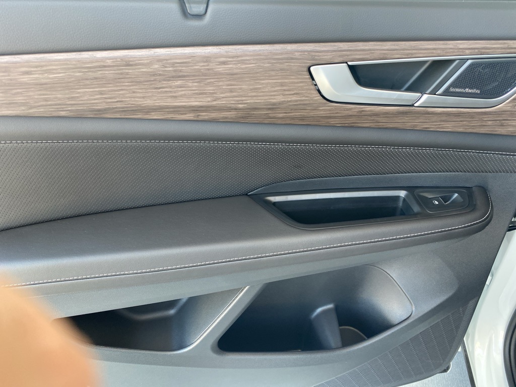 Vehicle image 27 of 36