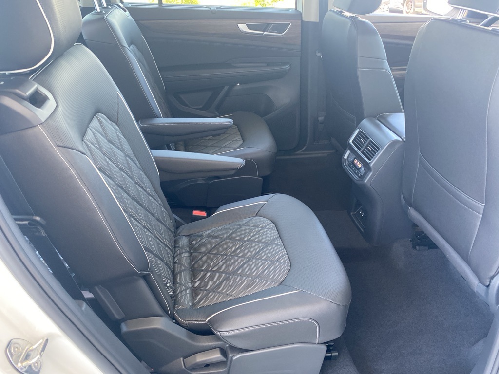 Vehicle image 25 of 36