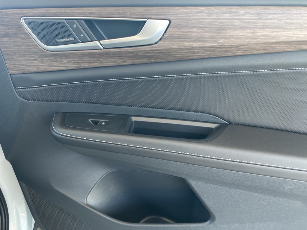 Vehicle image 26 of 36