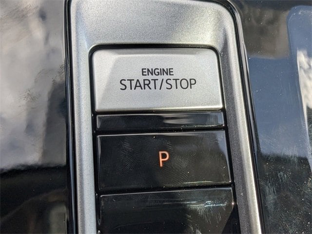 Vehicle image 33 of 37
