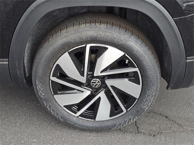 2025 Volkswagen Atlas 2.0T SE Technology Image 5 of 14