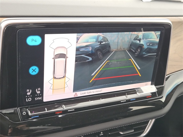 2025 Volkswagen Atlas 2.0T SE Technology Image 11 of 14