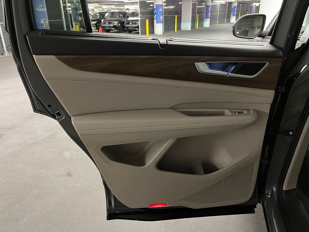 Vehicle image 23 of 42