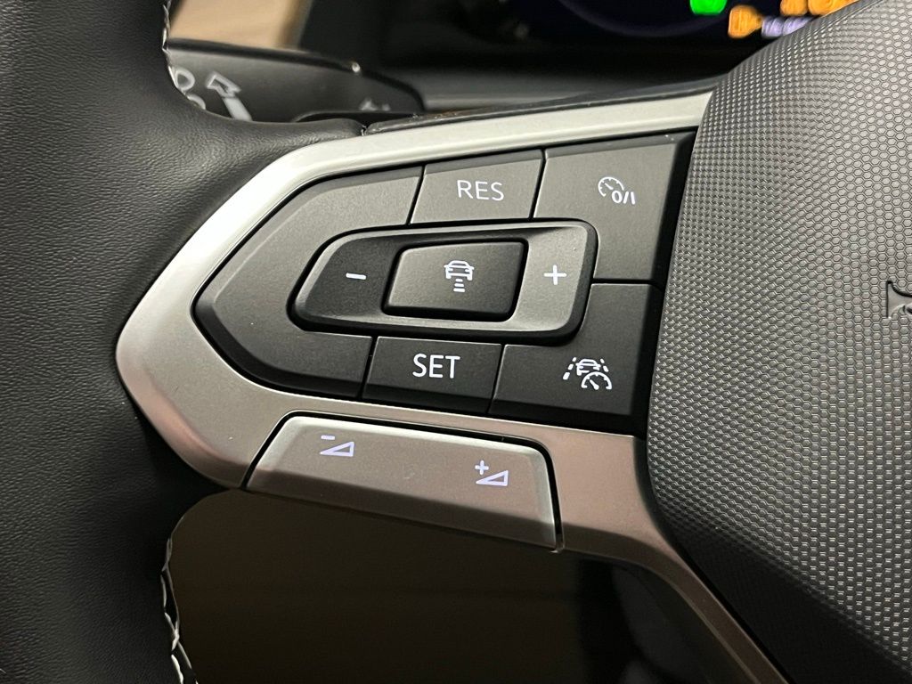 Vehicle image 29 of 42