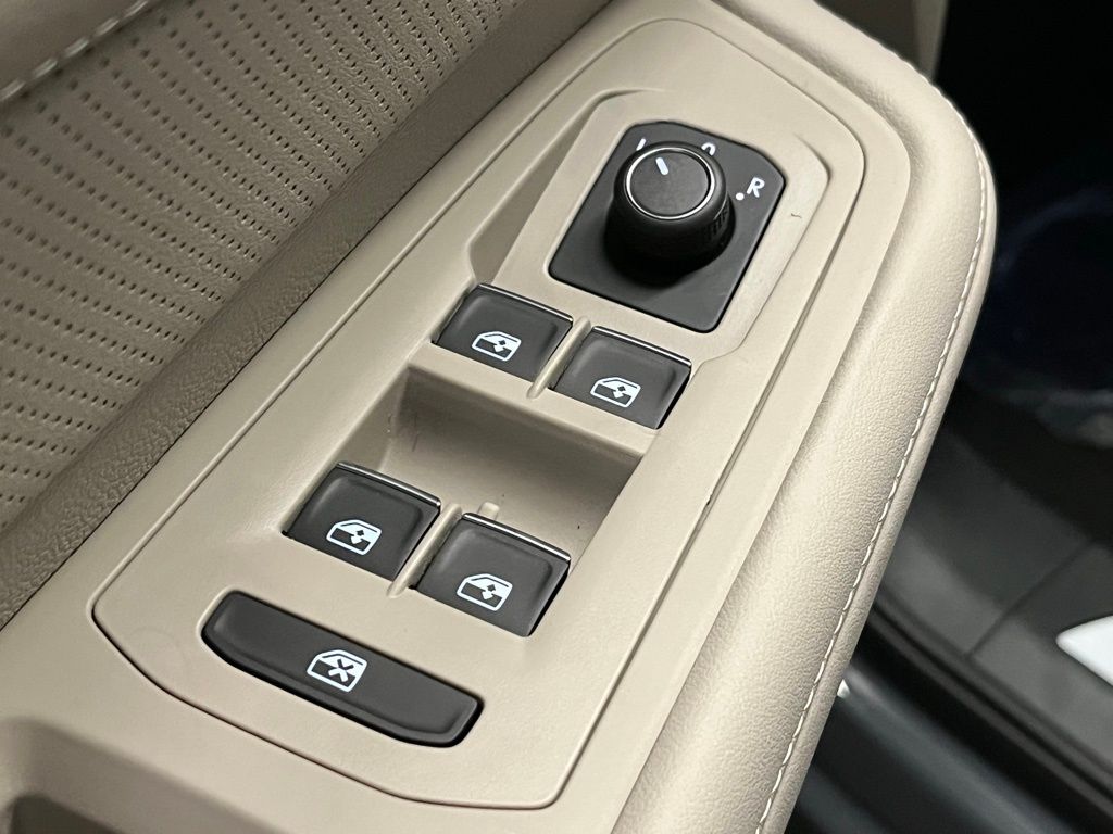 Vehicle image 20 of 42