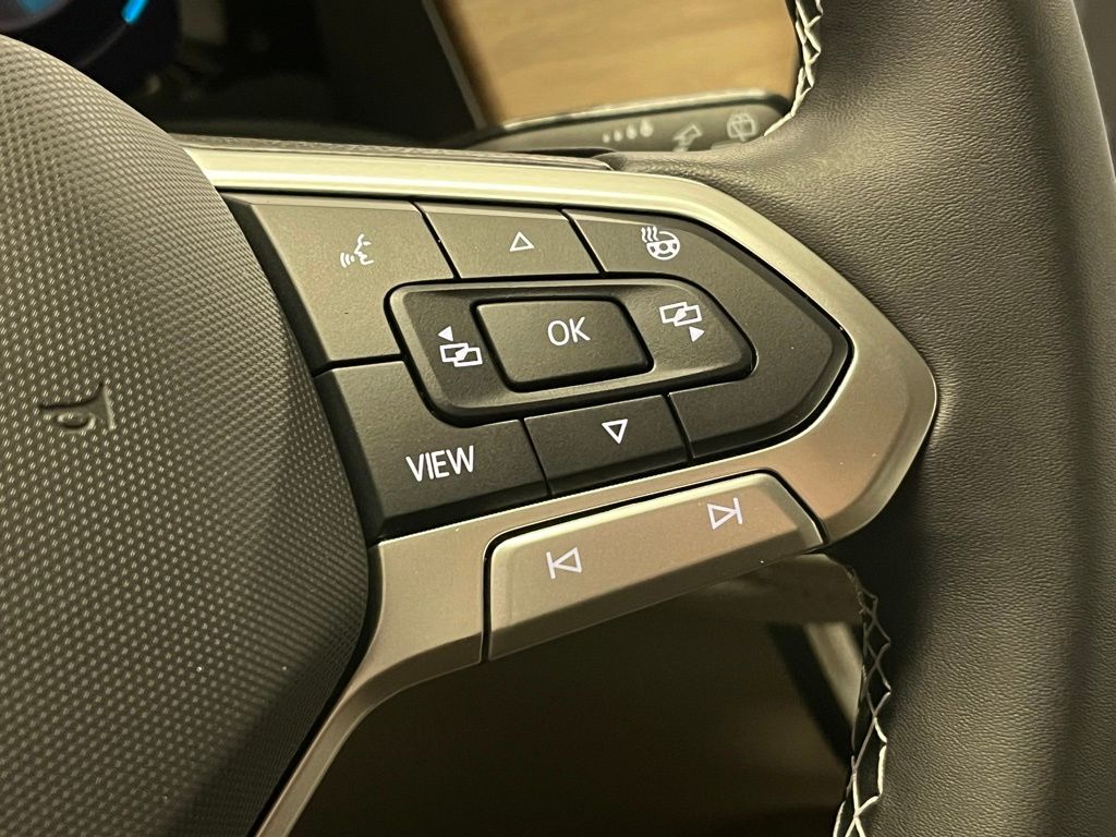 Vehicle image 30 of 42