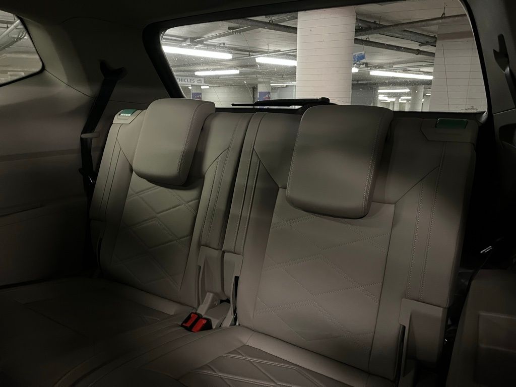 Vehicle image 25 of 42