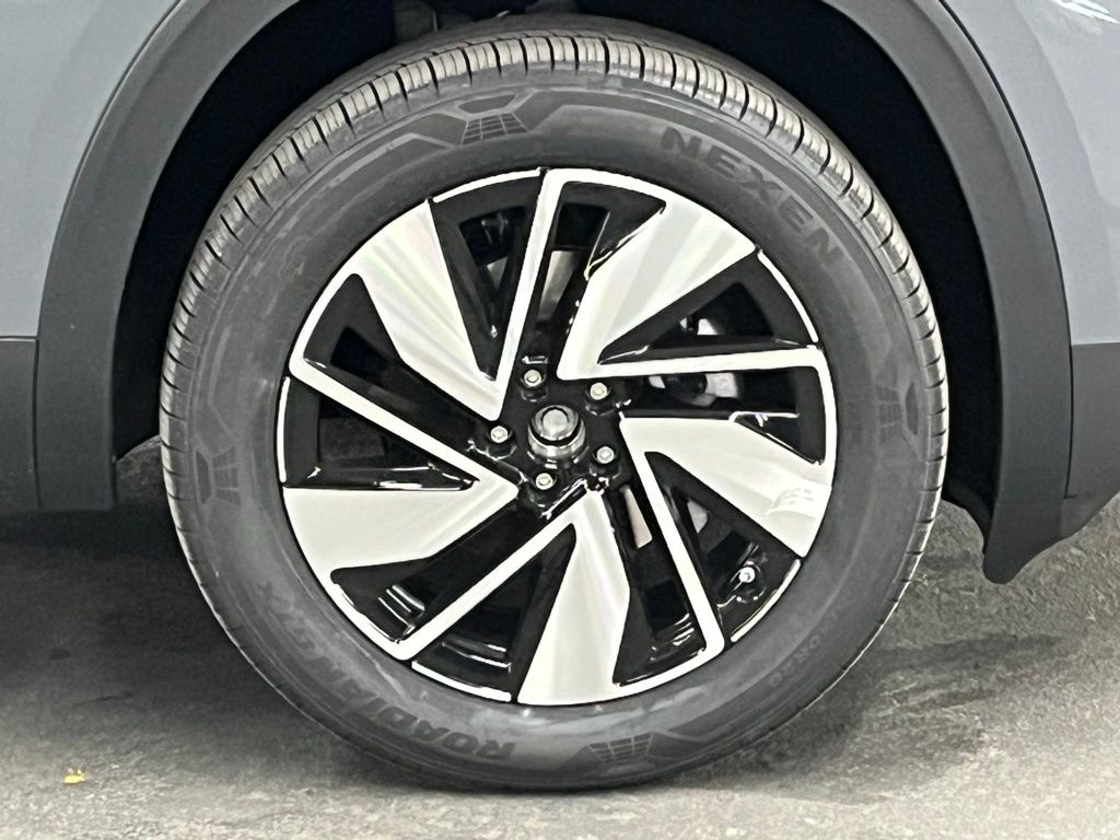 Vehicle image 40 of 42