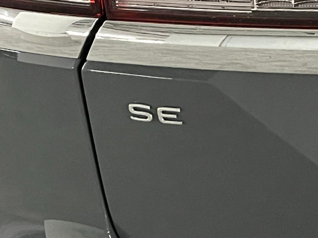 Vehicle image 37 of 42