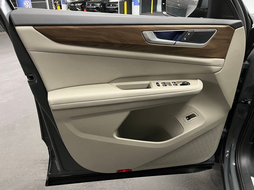 Vehicle image 21 of 42