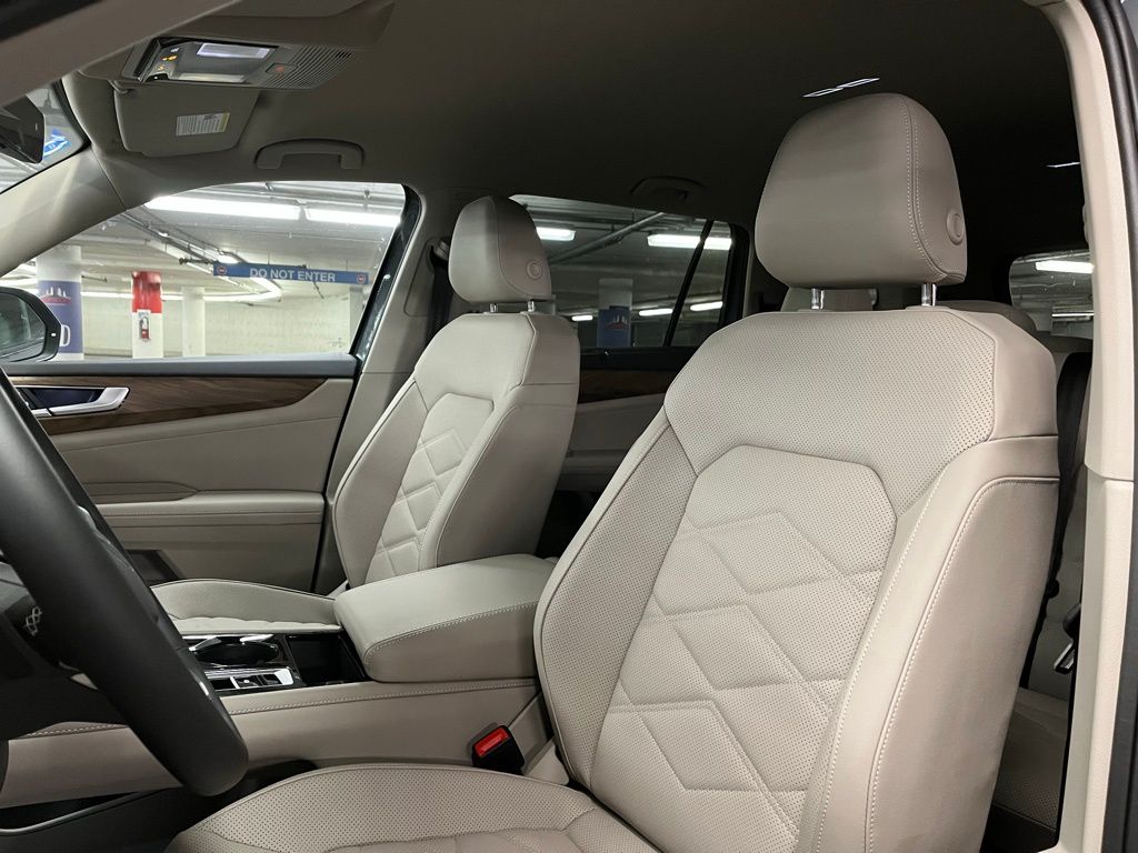 Vehicle image 22 of 42
