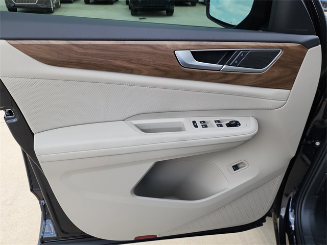 Vehicle image 22 of 28