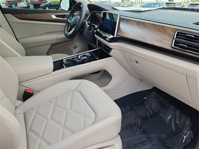 Vehicle image 16 of 28