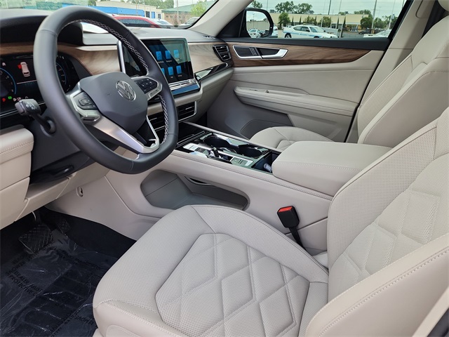 Vehicle image 17 of 28