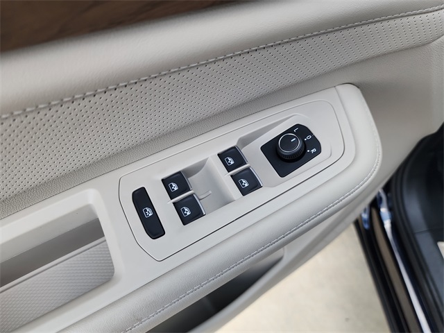 Vehicle image 27 of 28