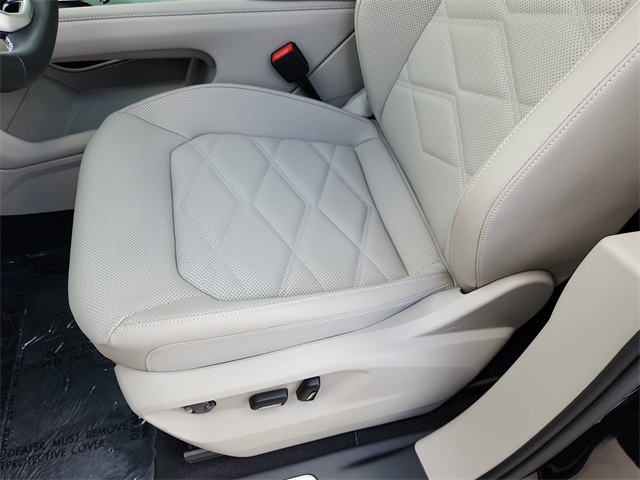 Vehicle image 14 of 28