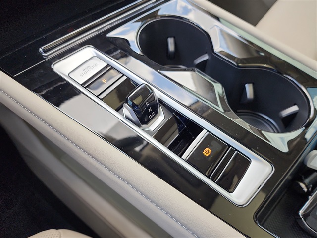 Vehicle image 21 of 28