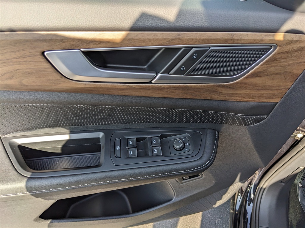Vehicle image 18 of 26