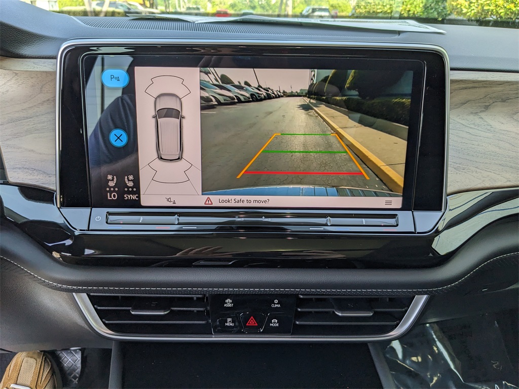 Vehicle image 15 of 26